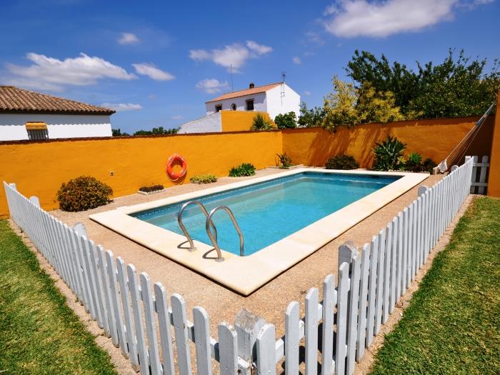 Chalet con piscina y jardín privado solo familia A Chalet con piscina y jardín privado solo familia A